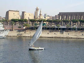 Вид с Нила на Луксорский храм