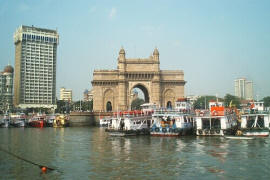 Мумбай (Бомбей), Ворота Индии – это символ Мумбая, , необычная триумфальная арка стоит  в гавани. Арка была построена в 1911 году в память о визите в Индию английского короля Георга V и королевы Марии.