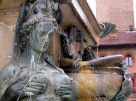 живописный фонтан Нептуна (XVI в), который постепенно стал символом города