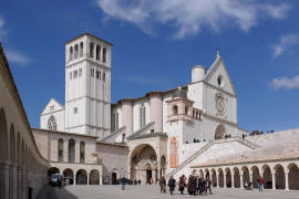 Монастырская церковь в Ассизи (1228 — 1253) в готическом стиле, внутри которой покоятся в раке мощи святого Франциска, а стены украшают картины Чимабуэ и Джотто — памятник Всемирного наследия.