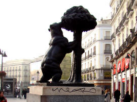 Символ Мадрида - статуя "Медведь и Земляничное дерево".