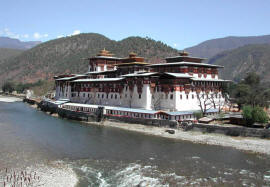 Бутан, Дзонг (крепость-монастырь) Пунакха, вид с реки Мо Чу