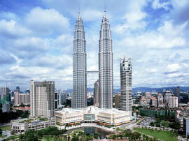 Куала-Лумпур, самое высокое здание в мире, 88 - этажная двойная башня Петронас Тауэрс (452 м)