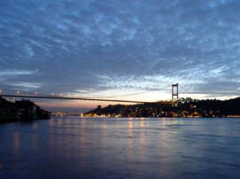 Стамбул, разделяющий Азию с Европой и объединяющий Черное море с Мраморным, расположен на двух берегах Босфора.