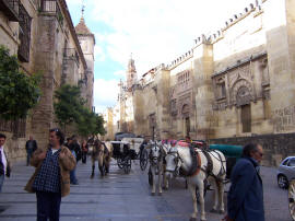 Кордоба, улица рядом с мавританской мечетью La Mezquita