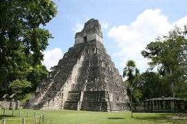 Гватемала, пирамида Майя (Храм гигантского ягуара) в Тикале